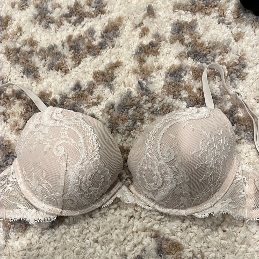 Victoria’s Secret dream angel push-up in cream white lace 34b.
